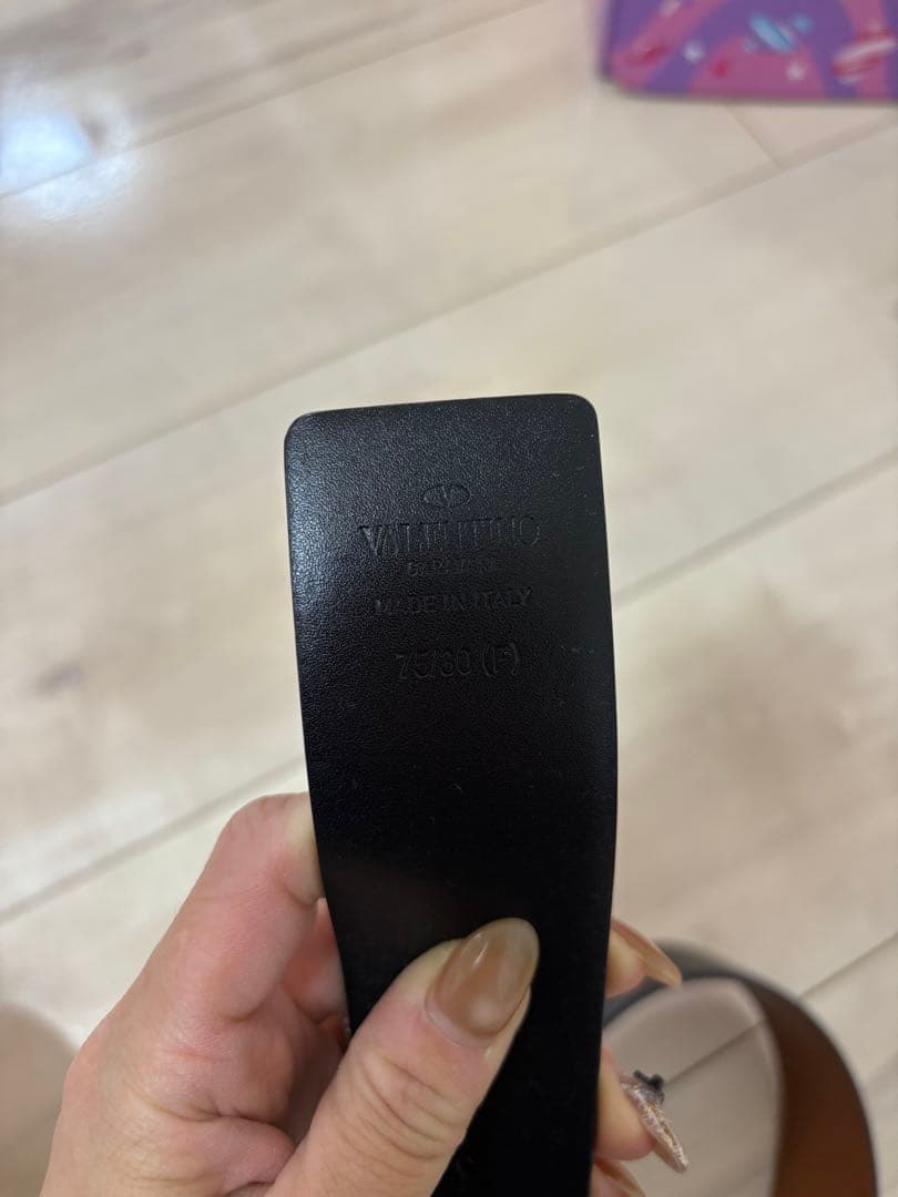 Vロゴ シグネチャー シャイニーカーフスキン リバーシブルベルト 40MM