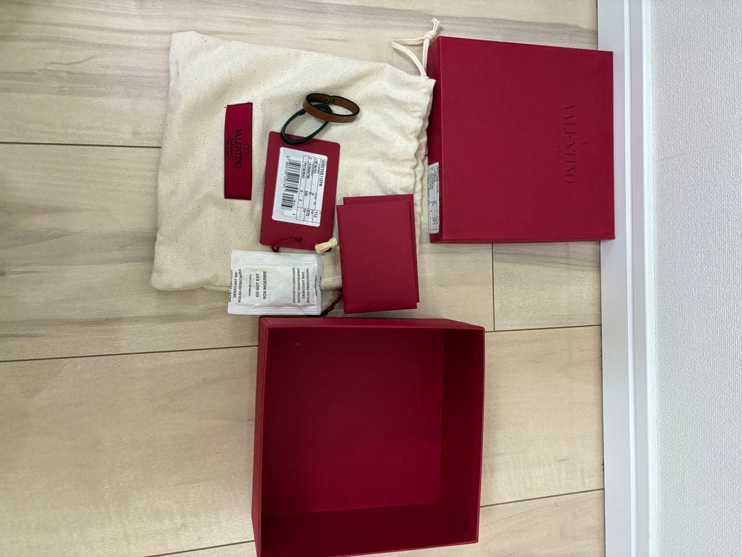 Vロゴ シグネチャー シャイニーカーフスキン リバーシブルベルト 40MM