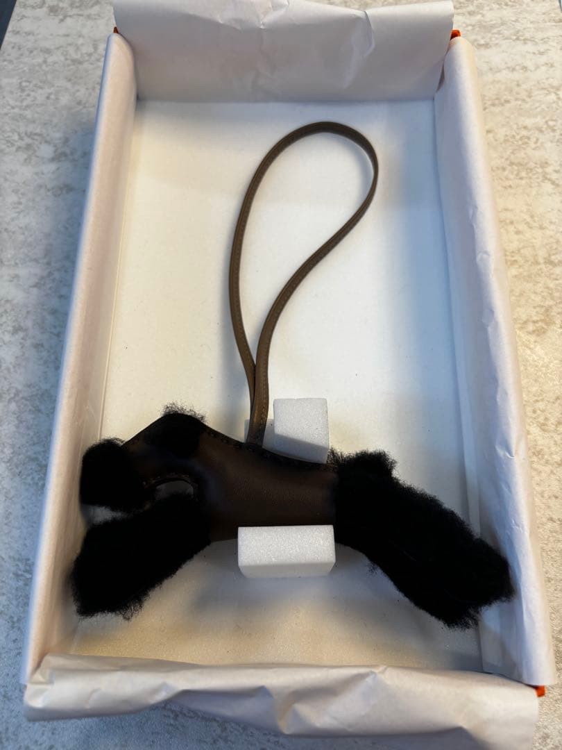 HERMES バックチャーム バディショコラ ムートンW刻印