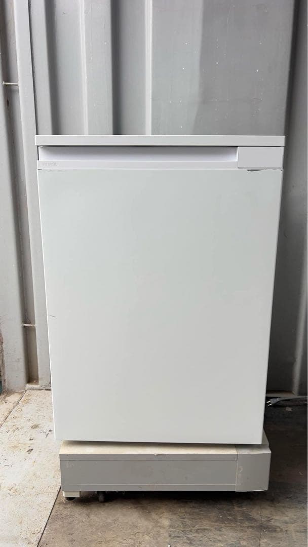 美品アイリスオーヤマIUSN-7A-W 24年型66L右開き