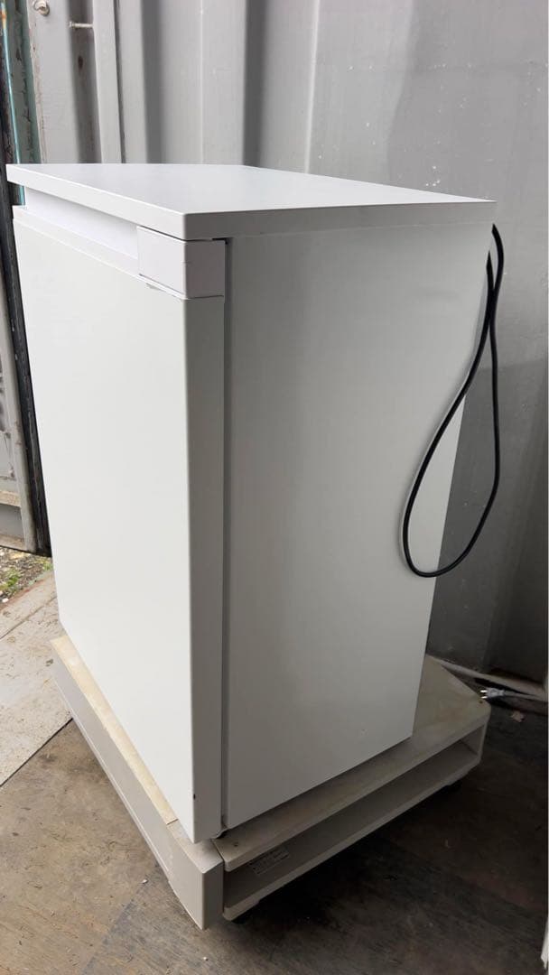 美品アイリスオーヤマIUSN-7A-W 24年型66L右開き