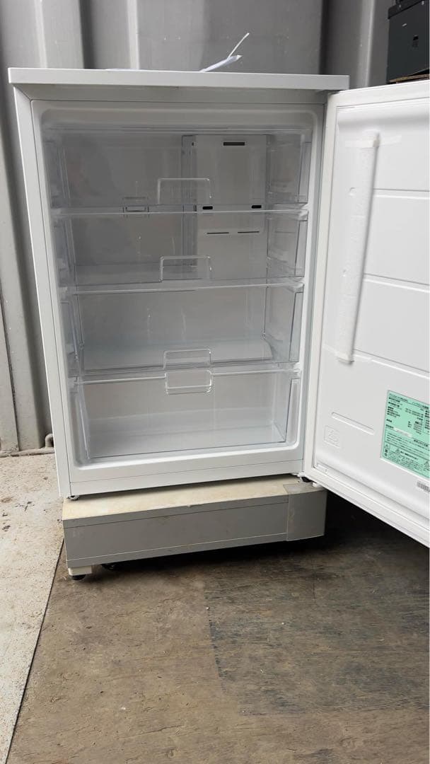 美品アイリスオーヤマIUSN-7A-W 24年型66L右開き