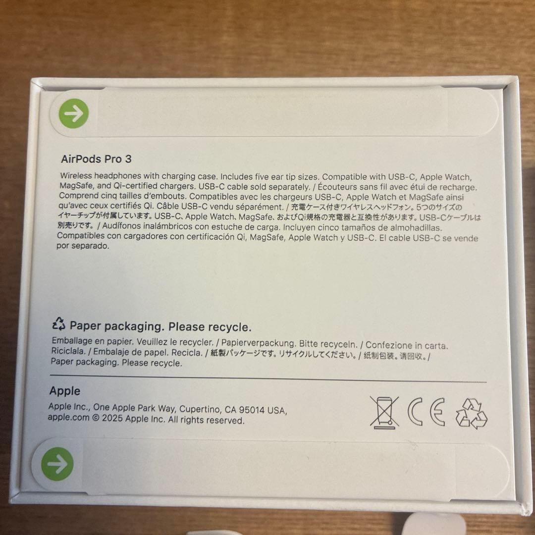 iPhone空箱とイヤホンとケーブル