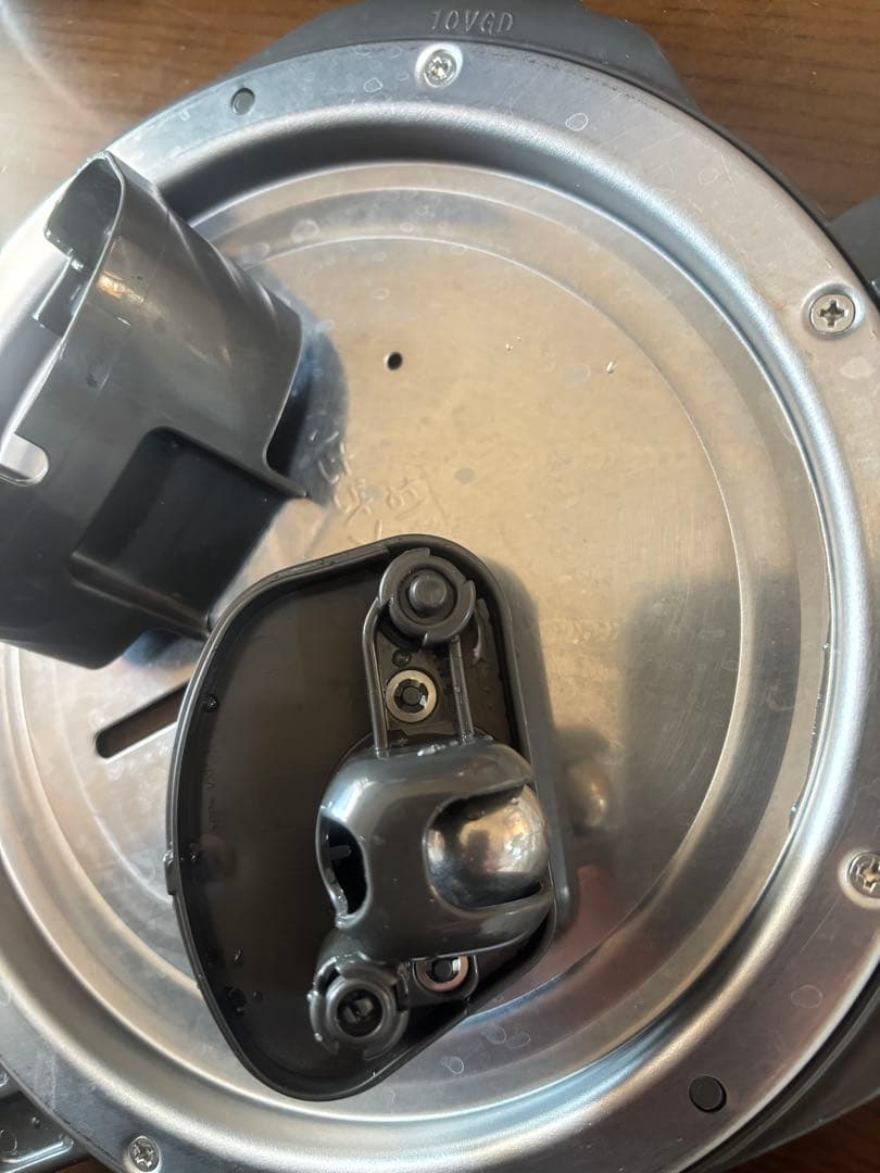 TOSHIBA 真空圧力IHジャー炊飯器　割れた部分あり！