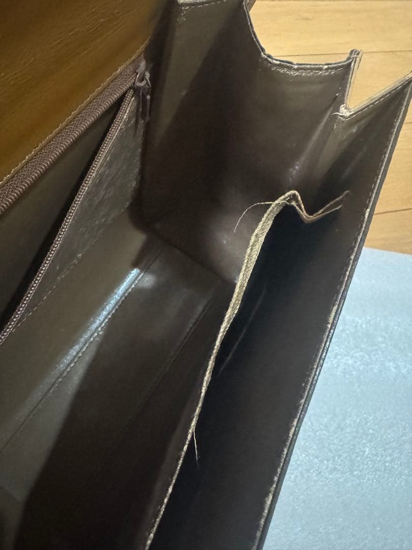 クロコダイル型押しデザインのハンドバッグ