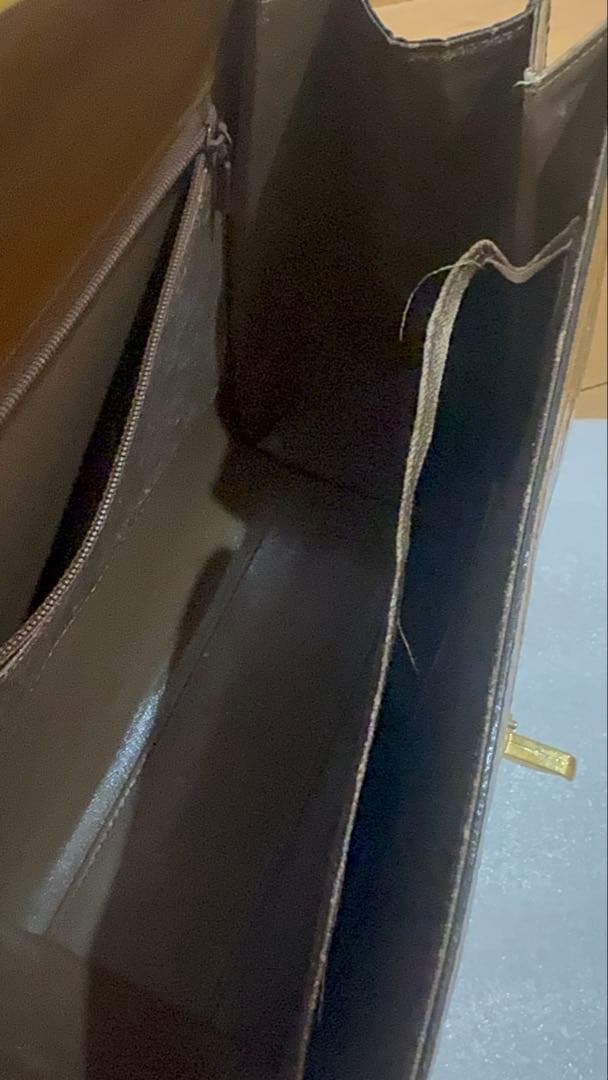 クロコダイル型押しデザインのハンドバッグ