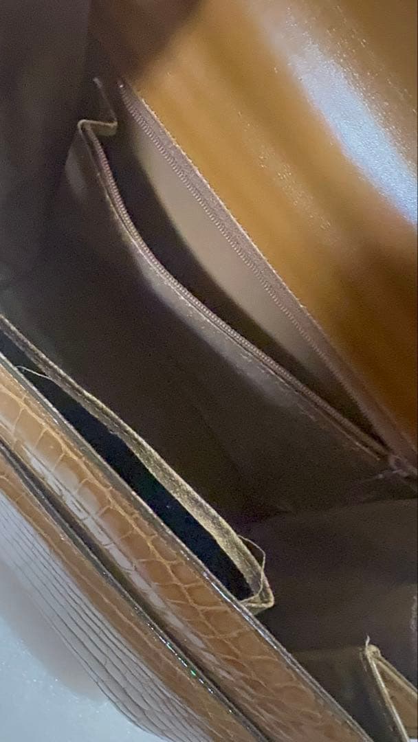 クロコダイル型押しデザインのハンドバッグ