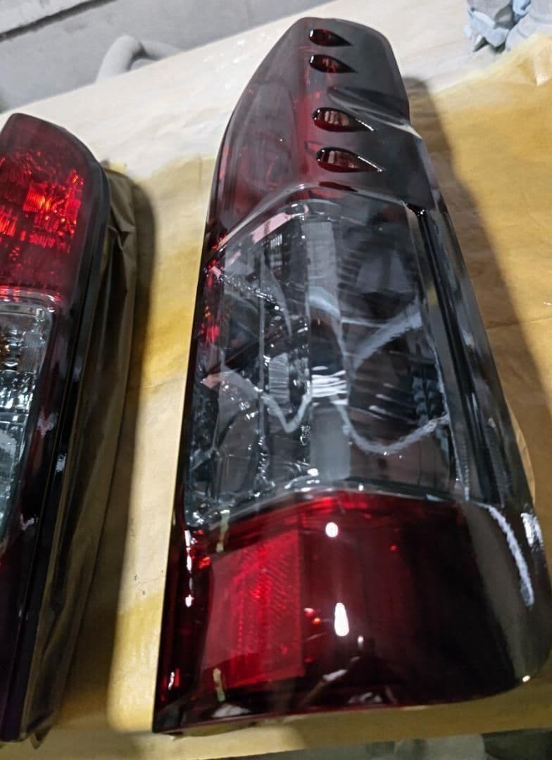 ハイエース200系納車外し純正テールベースグラデーションスモーク塗装キャンディ
