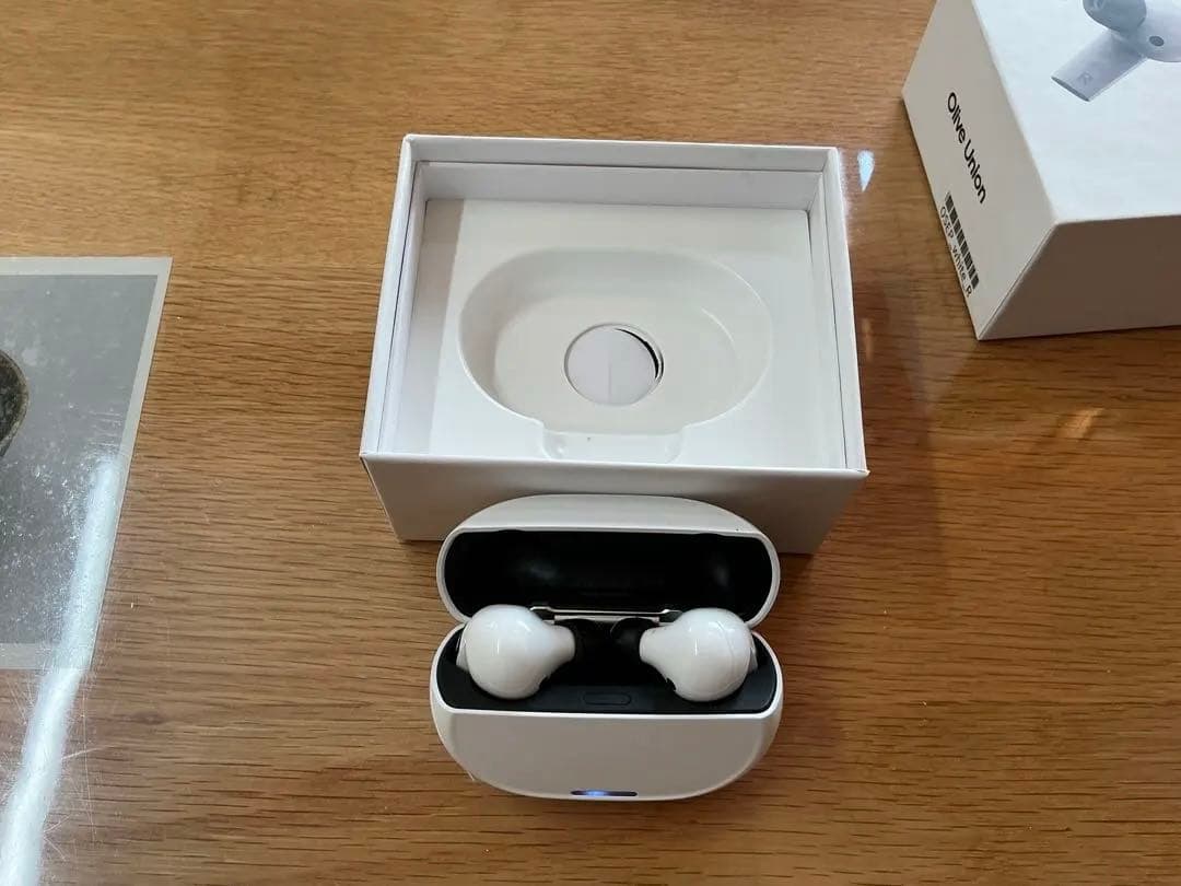 オリーブスマートイヤープラス　ホワイト 充電ケース付き