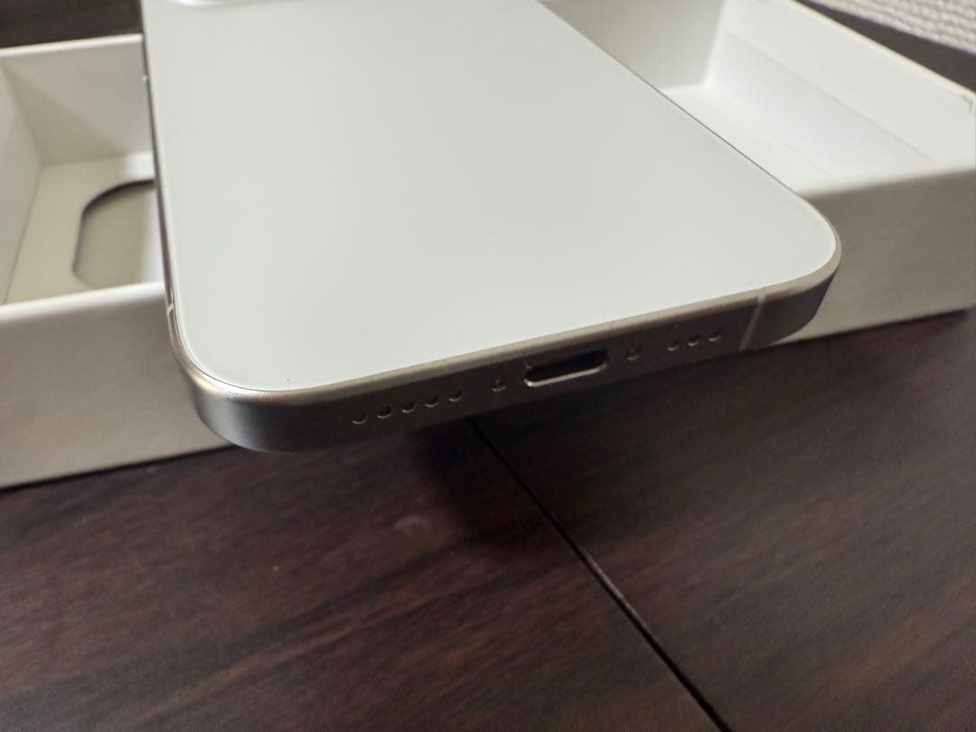 【訳あり】Apple iPhone 15Pro ホワイトチタニウム（ケース付き）