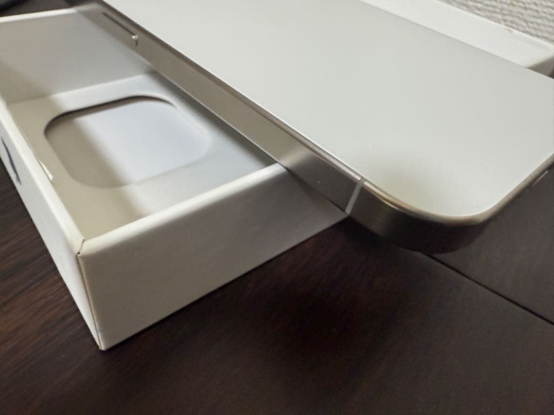 【訳あり】Apple iPhone 15Pro ホワイトチタニウム（ケース付き）