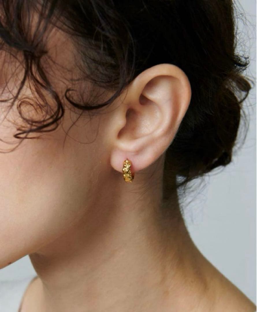 箱無しSale‼️マリアブラックHot Lips Huggie片耳用【1点のみ】