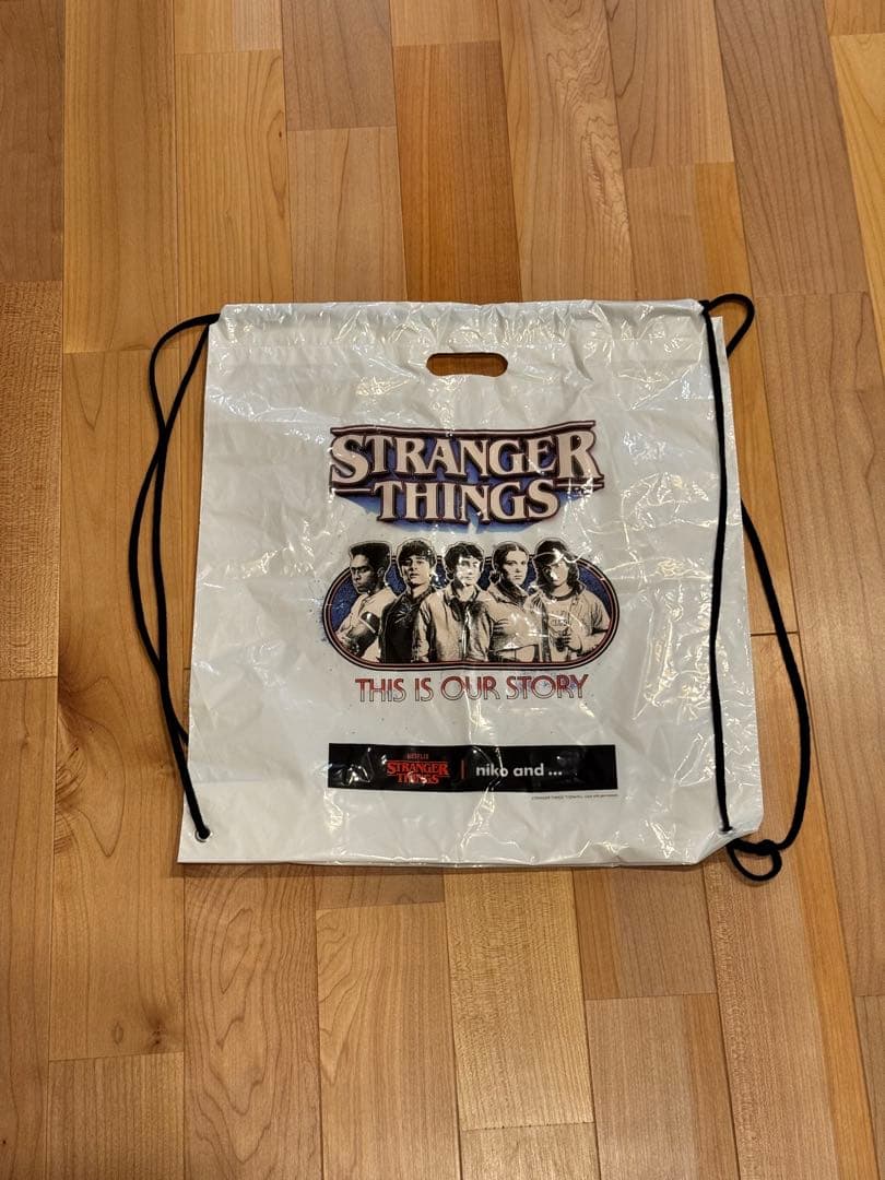 完売品【STRANGER THINGS】缶バッチ付きパーカーLショッパー付き