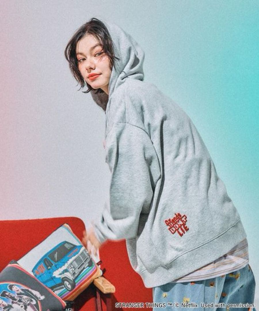 完売品【STRANGER THINGS】缶バッチ付きパーカーLショッパー付き