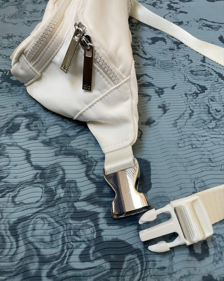 alo ボディバッグ IVORY