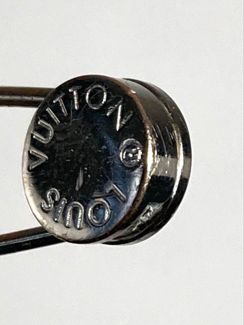 ルイヴィトン　ピンブローチ　ピンバッチ　安全ピン　シルバー系