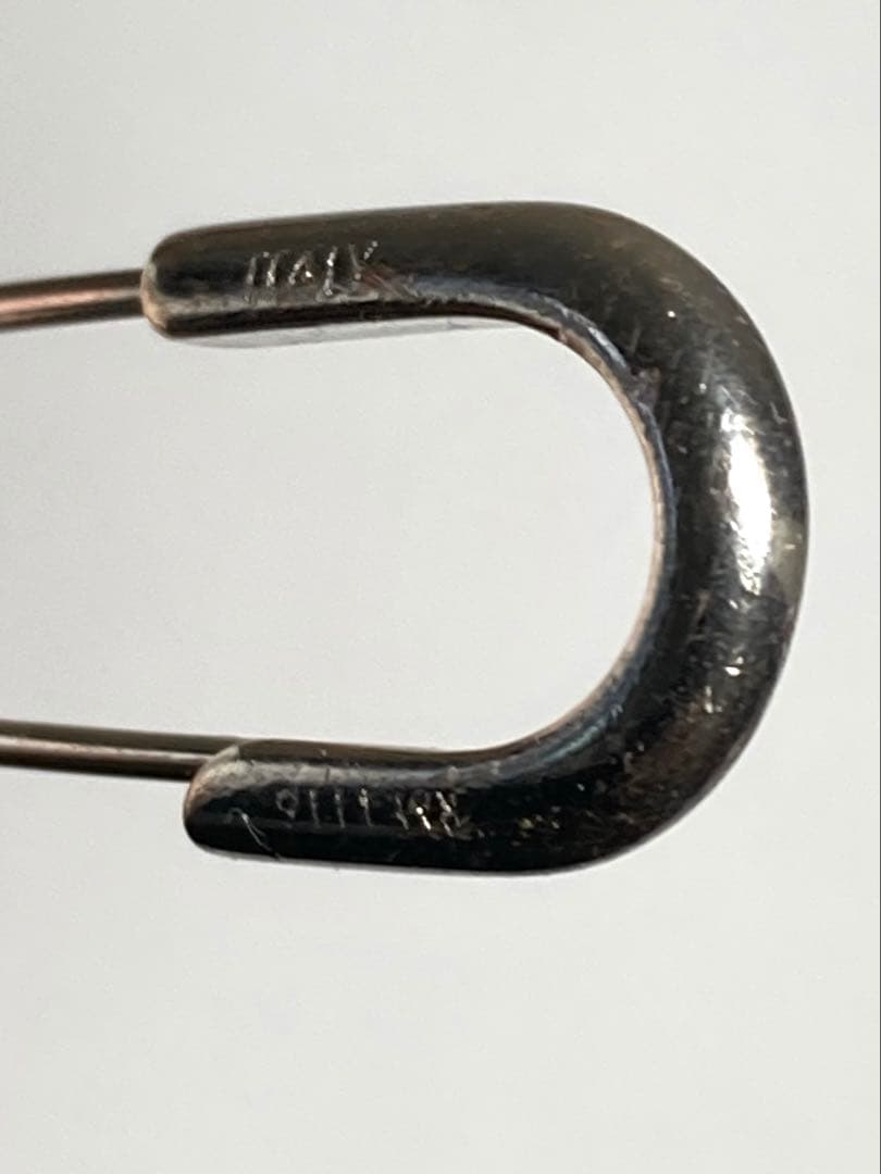 ルイヴィトン　ピンブローチ　ピンバッチ　安全ピン　シルバー系