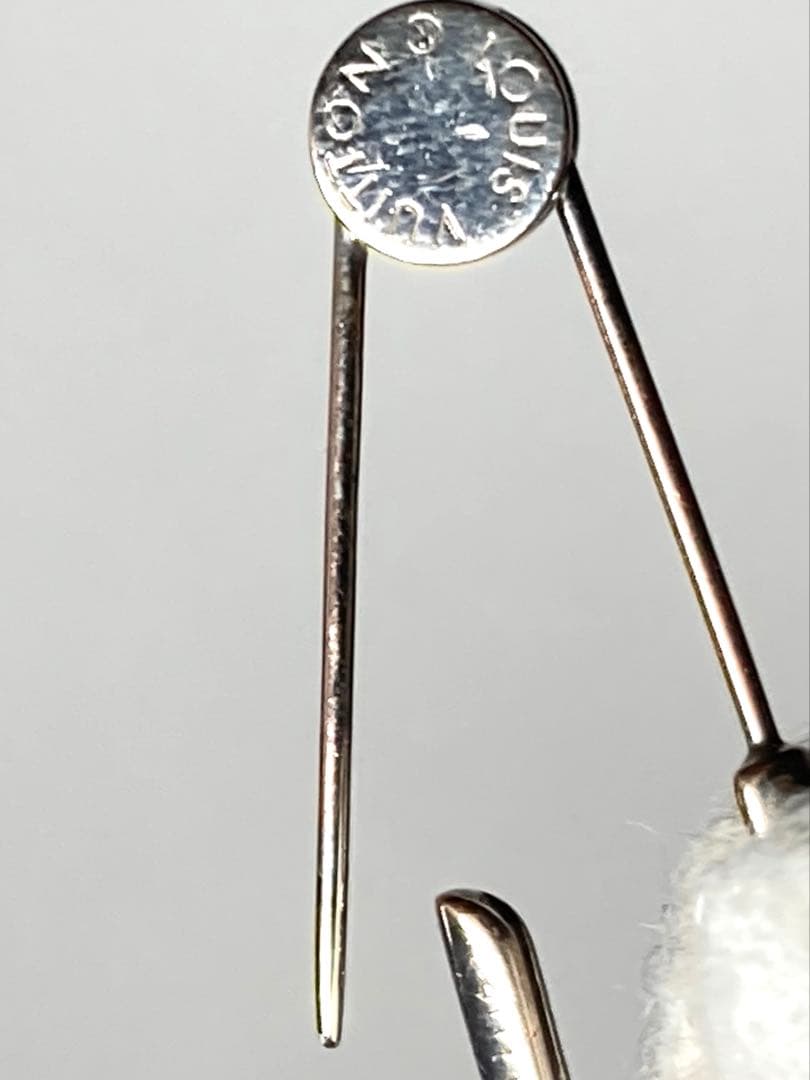 ルイヴィトン　ピンブローチ　ピンバッチ　安全ピン　シルバー系