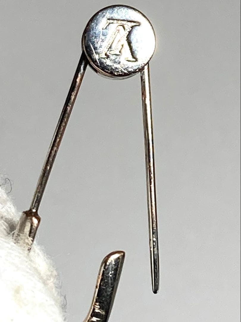 ルイヴィトン　ピンブローチ　ピンバッチ　安全ピン　シルバー系