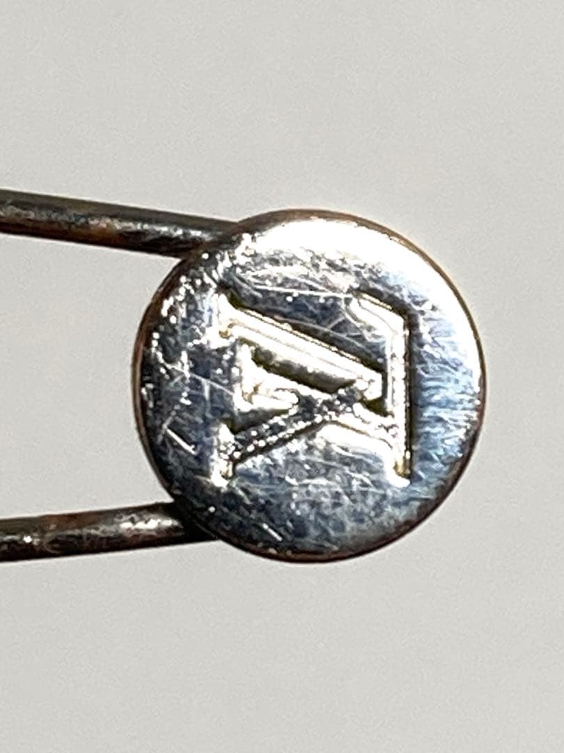 ルイヴィトン　ピンブローチ　ピンバッチ　安全ピン　シルバー系