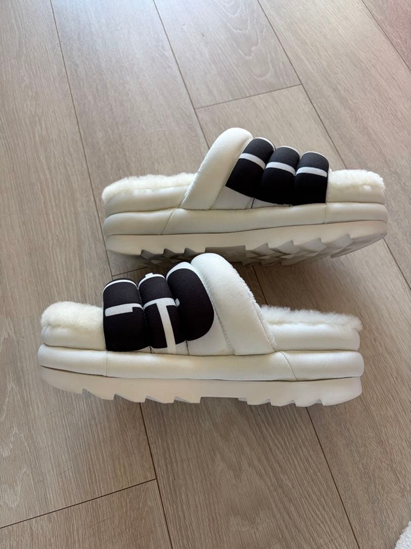 UGG アグ 厚底サンダル ムートンスリッパ