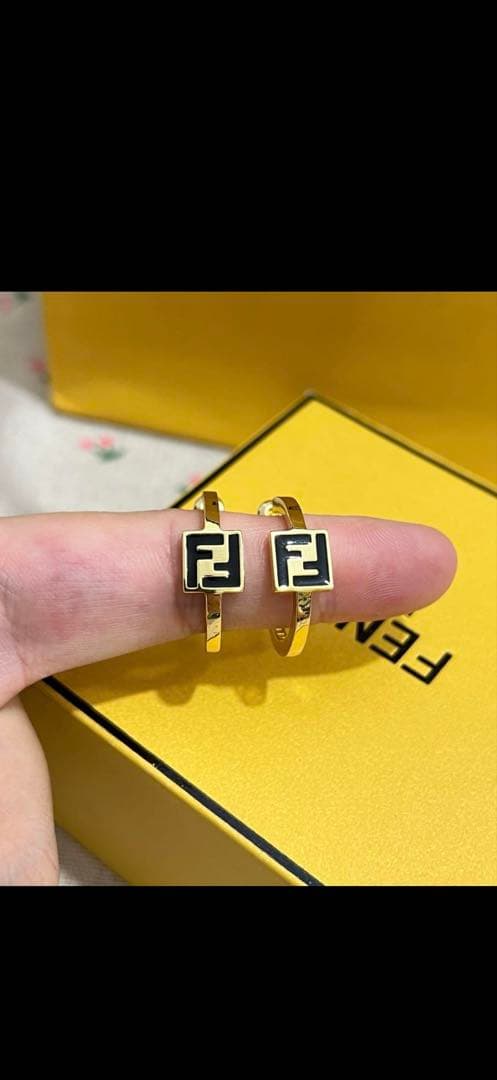 FENDI ゴールドフープイヤリング