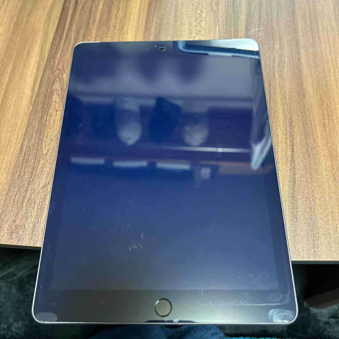 9.7インチiPad 2018 シルバー ケース付き