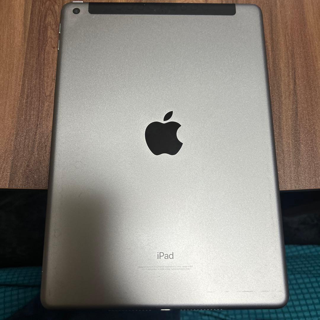 9.7インチiPad 2018 シルバー ケース付き