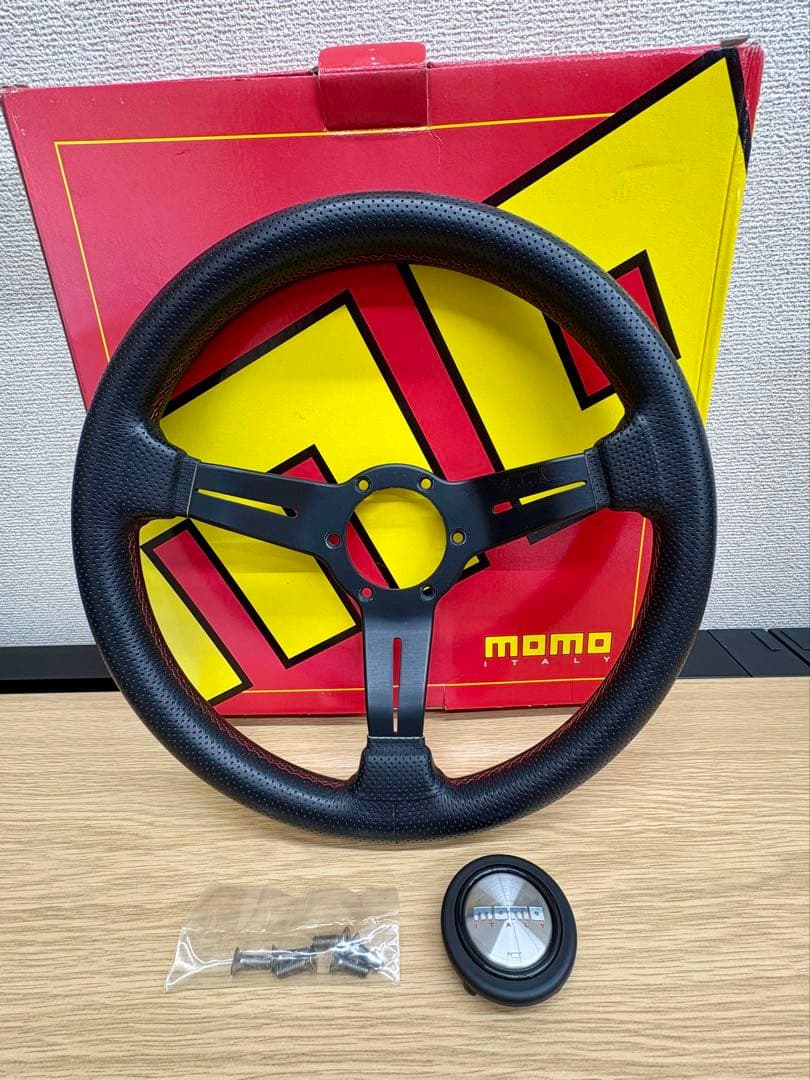 momo ステアリング パンチングレザー/赤ステッチ