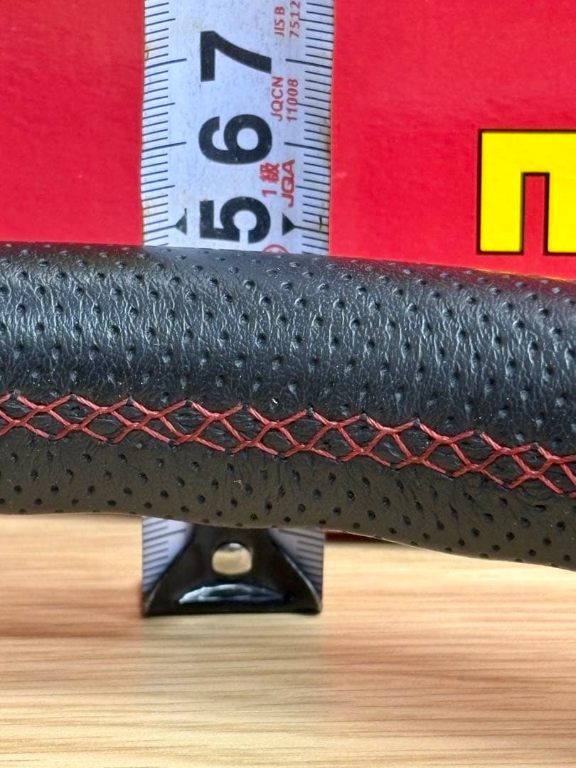 momo ステアリング パンチングレザー/赤ステッチ