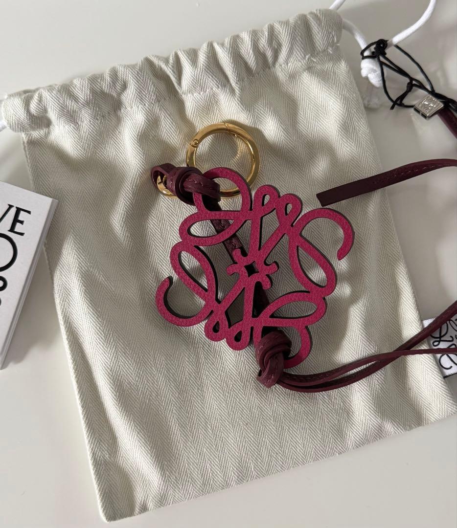LOEWE アナグラム チャーム バーガンディー