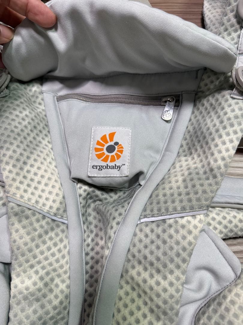 ドウエルゴベビー 抱っこひも　オムニブリーズ OMNI ポーチ付 日本限定