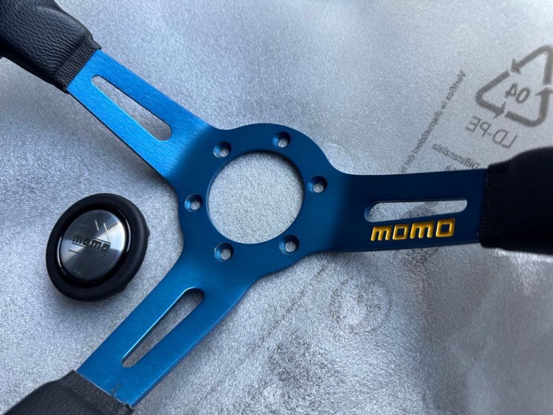 MOMO ステアリング mod.08