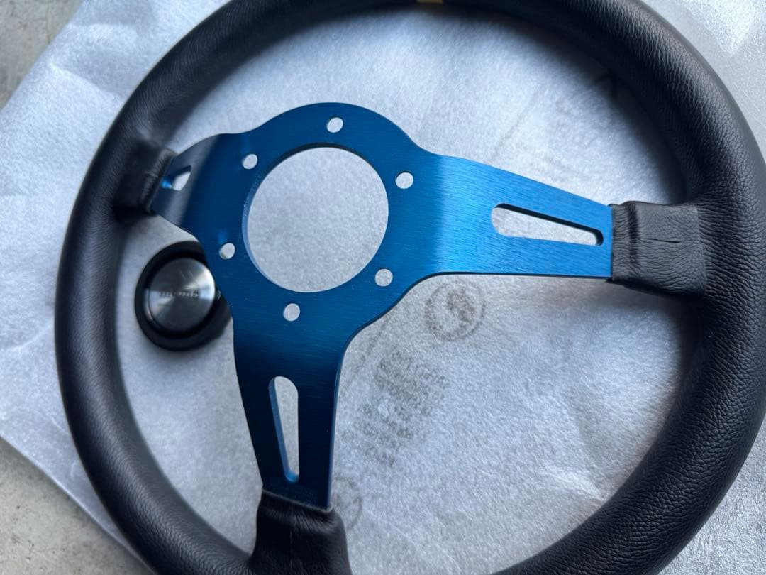 MOMO ステアリング mod.08