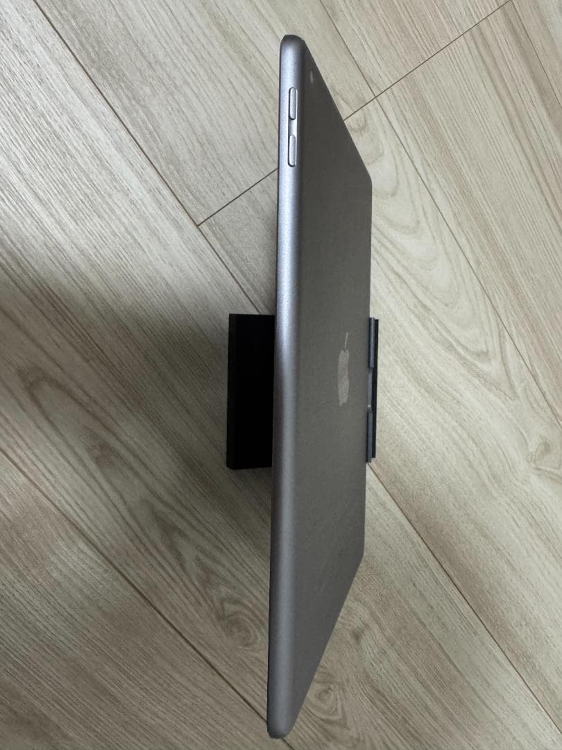 【送料無料・美品】iPad (第6世代) Wi-Fi 128GB シルバー