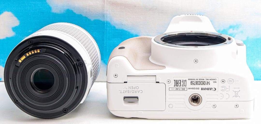 大人気ホワイト一眼レフ⭐️Canon kiss x7⭐️超小型⭐️スマホに転送♪