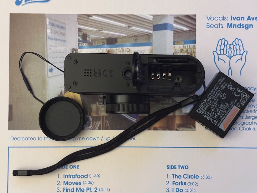 Fujifilm X Half コンパクトデジタルカメラ（黒）