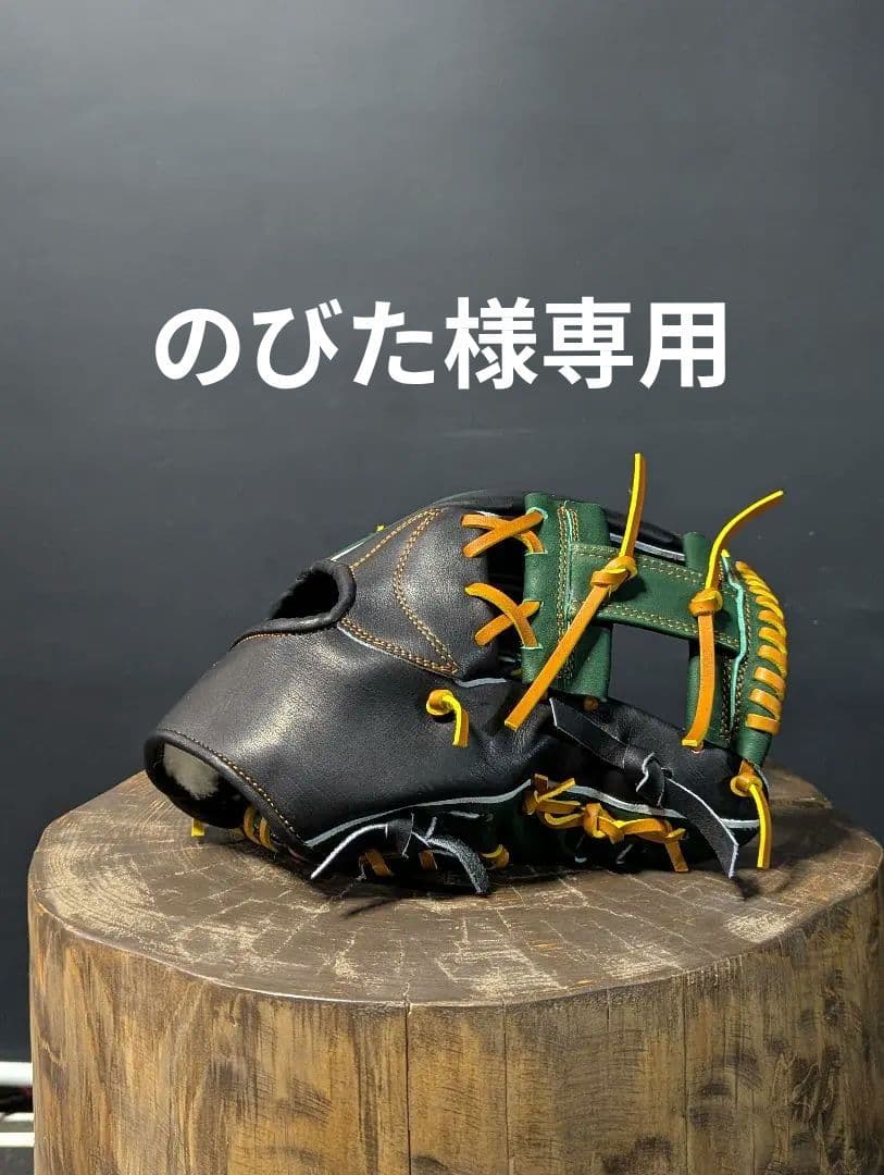 ブラックとダークグリーンの軟式用野球グローブ