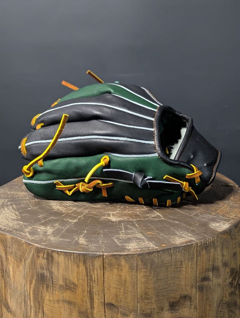 ブラックとダークグリーンの軟式用野球グローブ
