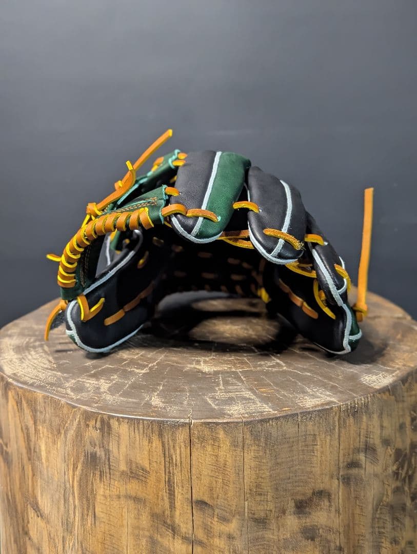 ブラックとダークグリーンの軟式用野球グローブ