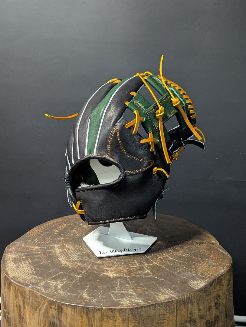 ブラックとダークグリーンの軟式用野球グローブ