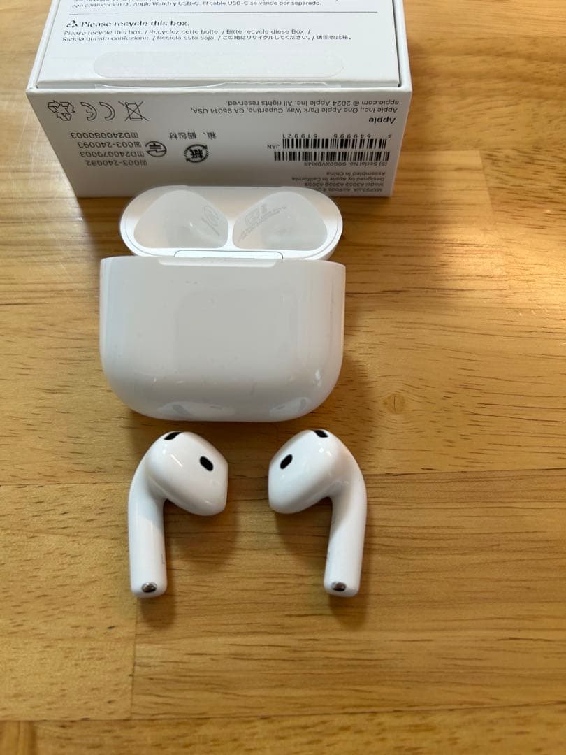 Apple AirPods 4 アクティブノイズキャンセル搭載　本体 ホワイト