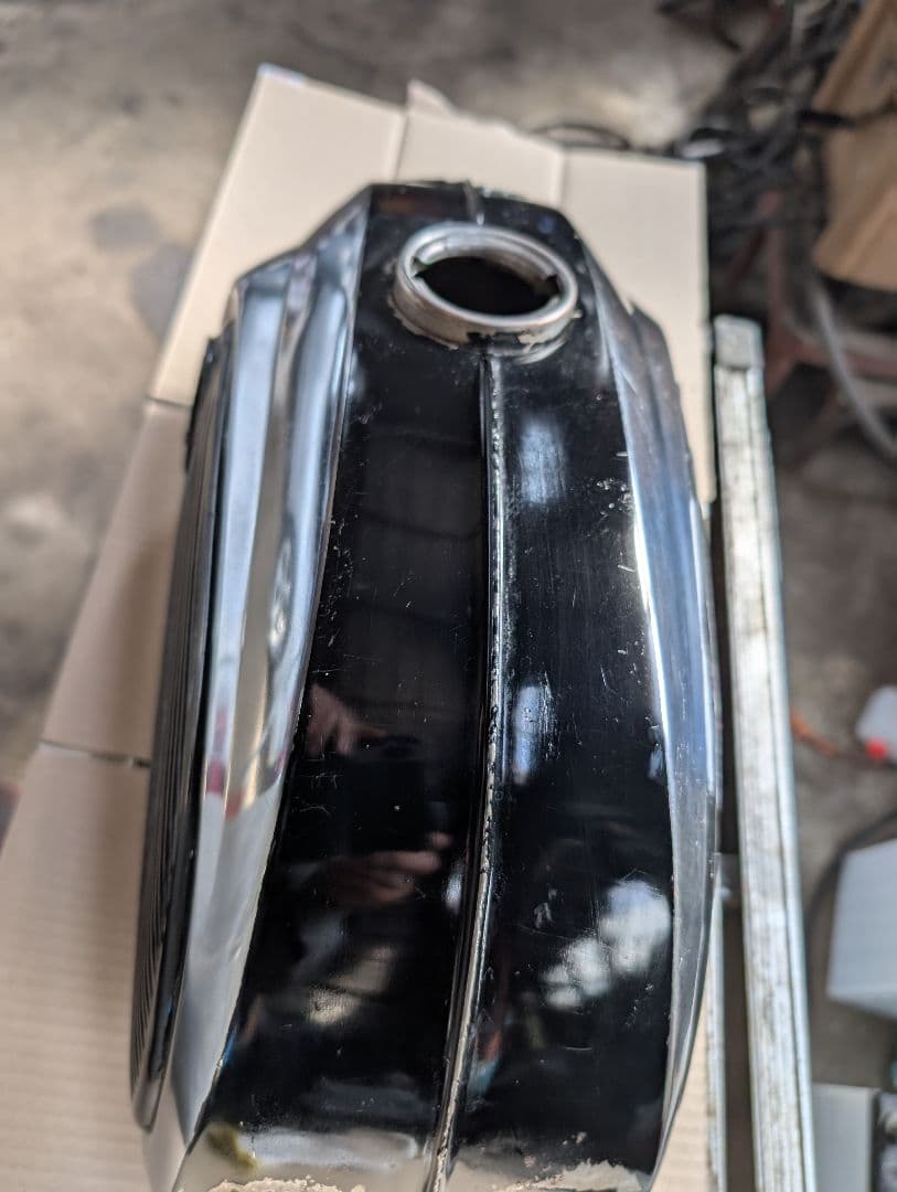 車種不明　オートバイ燃料タンク　ヤマハ？