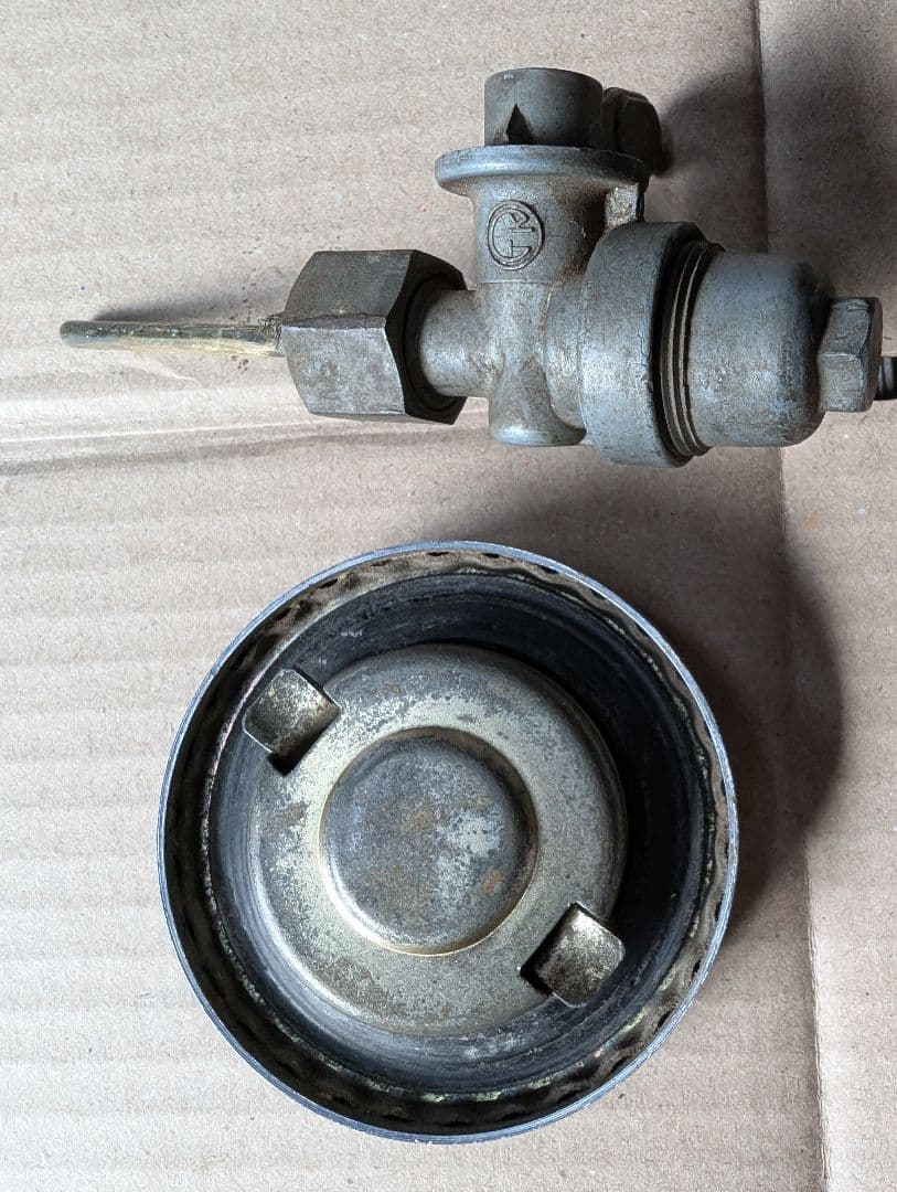 車種不明　オートバイ燃料タンク　ヤマハ？