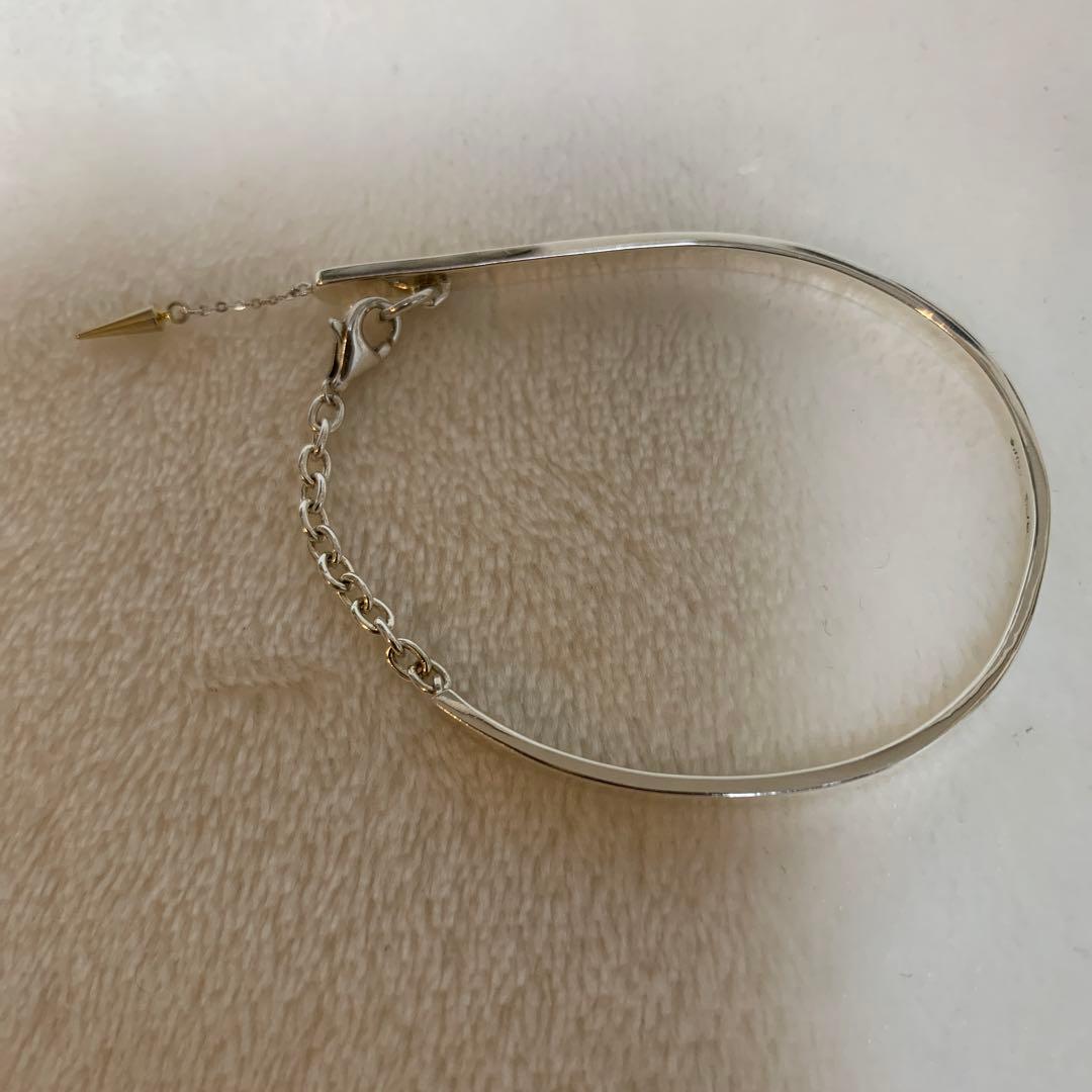 e.m. シルバー ハーフ バングル ゴールド チャーム付き