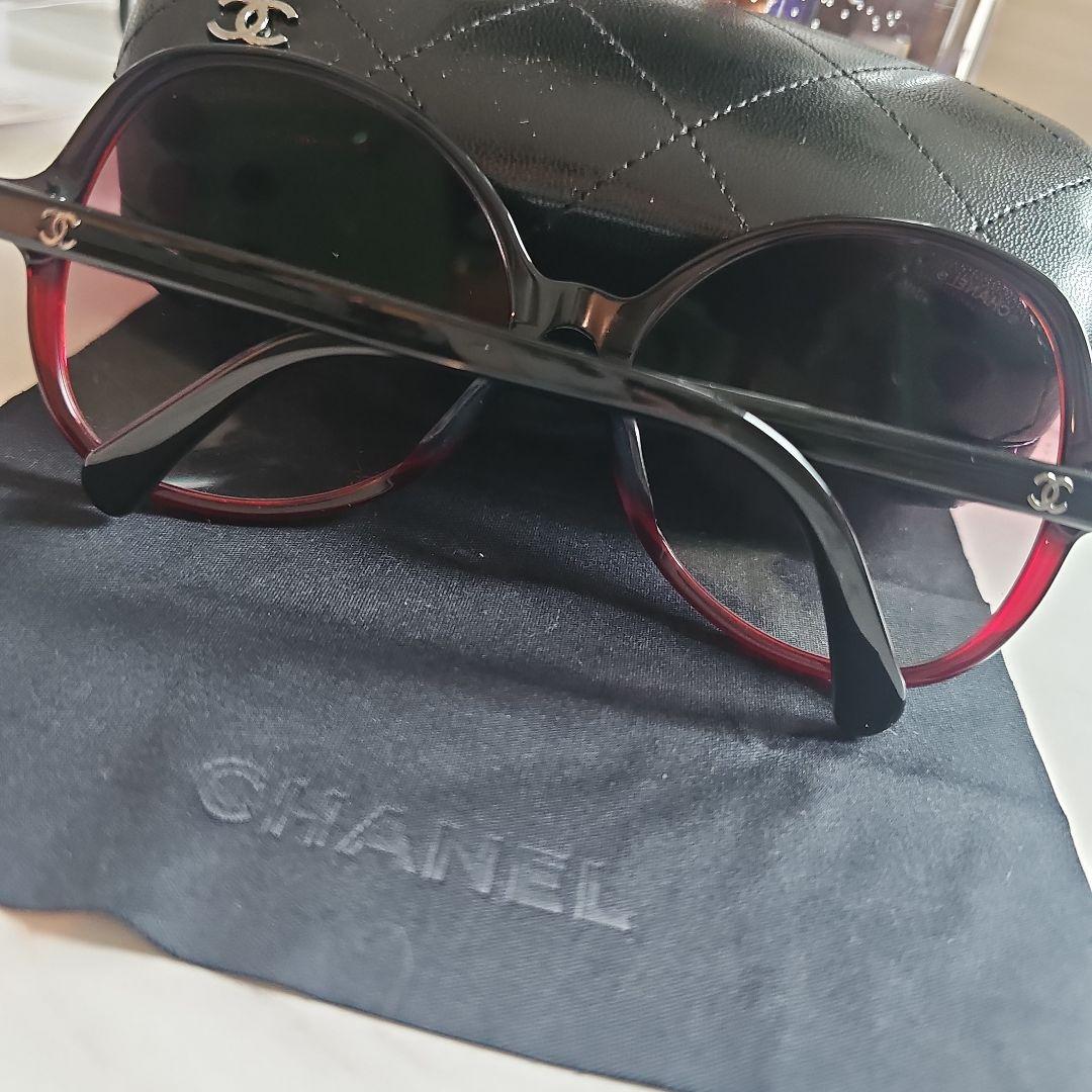 CHANEL ラウンド型サングラス ブラック/レッド