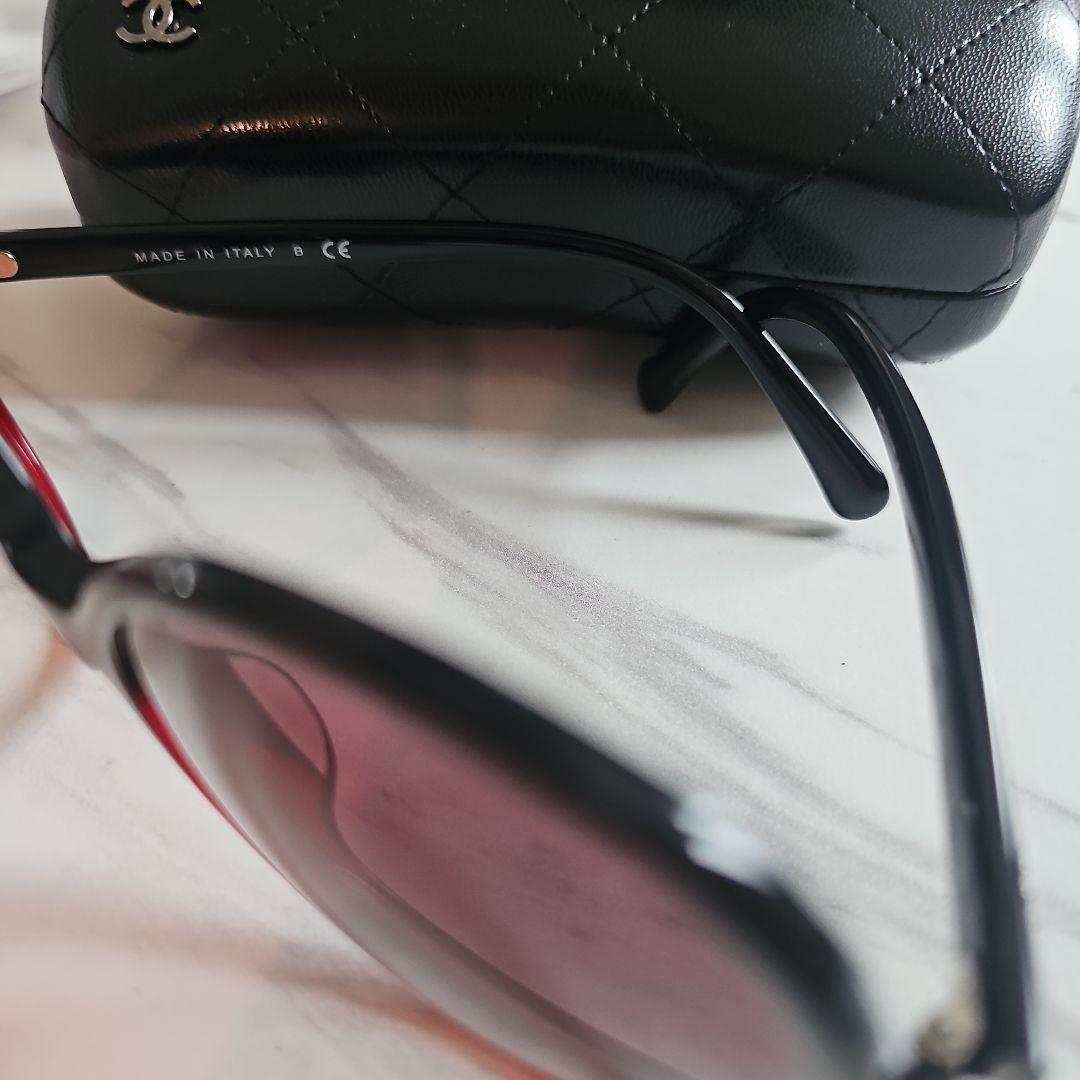 CHANEL ラウンド型サングラス ブラック/レッド