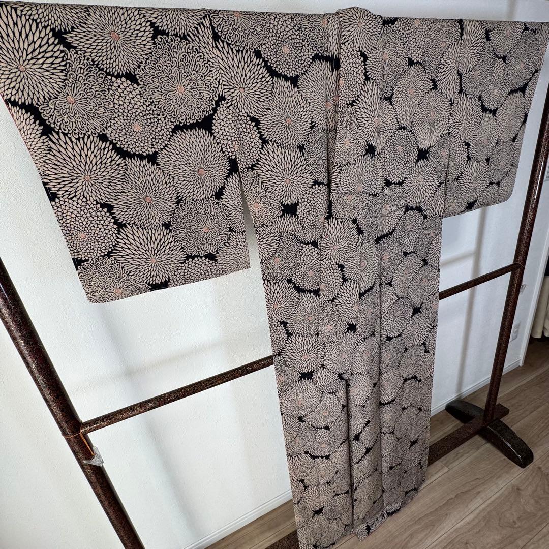 しつけ付き　正絹　小紋　和装　現代　着物　袷　165裄67 黒　縮緬　菊　トール