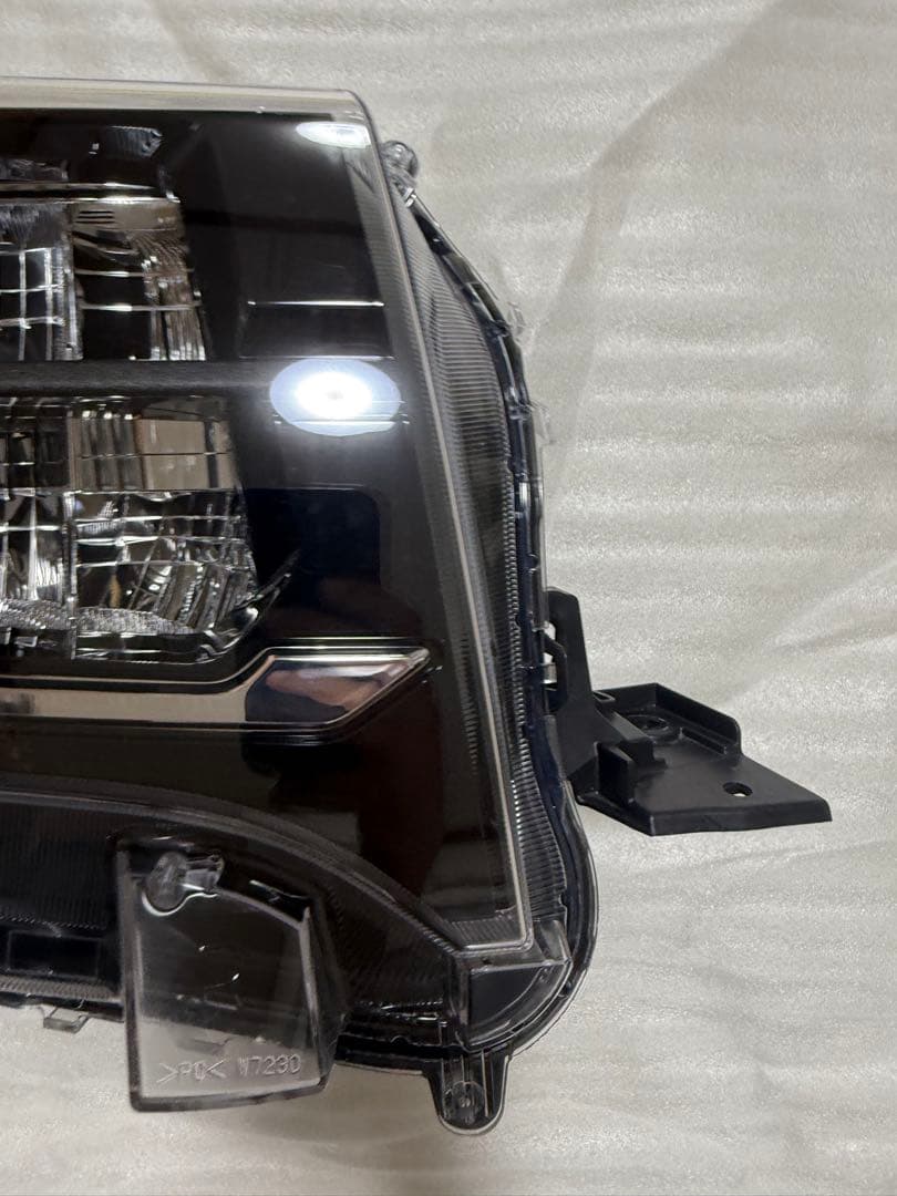 タントファンクロス　LEDヘッドライト右