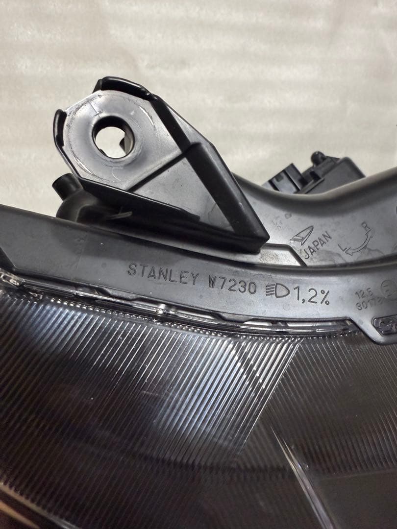 タントファンクロス　LEDヘッドライト右